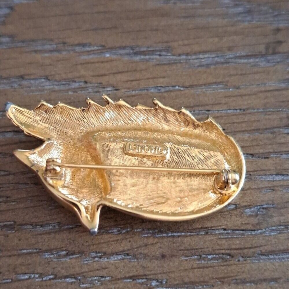 Vintage MONET Cream Enamel Cat Laying Down With Feather Tail Brooch Pin Collect - Picture 5 of 8